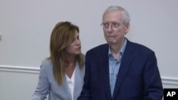 Cumhuriyetçi Senatör Mitch McConnell Kentucky'de düzenlediği basın toplantısı sırasında bir süre konuşamadı. McConnell fotoğrafta yardımcısı Robbin Taylor ile birlikte görülüyor, 30 Ağustos 2023.