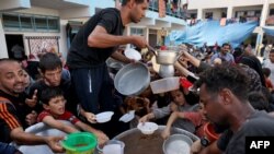 Gazze'ye sadece Birleşmiş Milletler'in küçük konvoylarının gıda ve ilaç sokmasına izin veriliyor.  